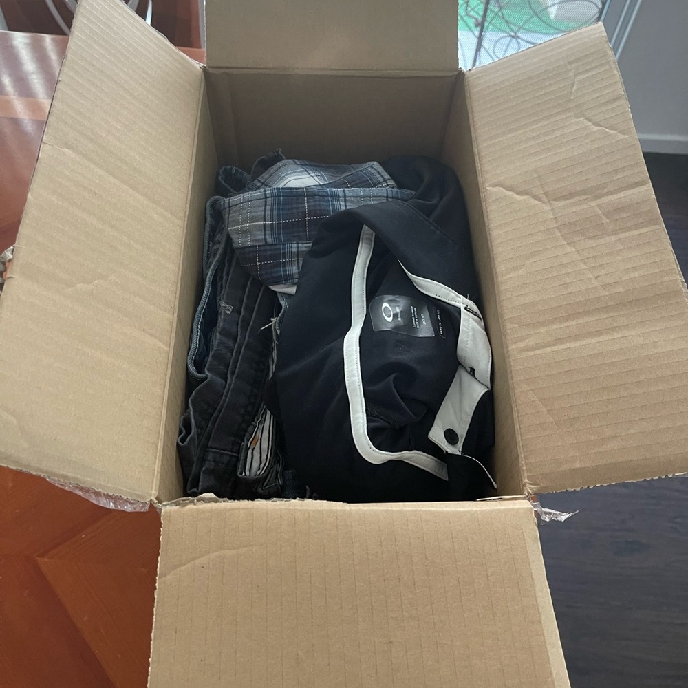 Mia box Mens clothes 2 xl shirts, 3 jeans